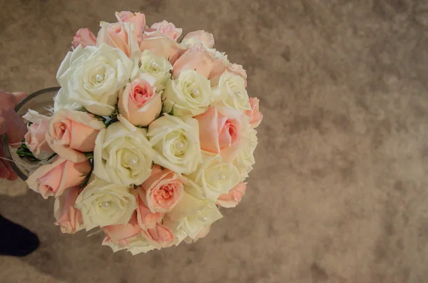 Hermoso Ramo Rosas Rosadas Amarillas Jarrón Agua Esperando Boda Disparo —  Fotos de Stock