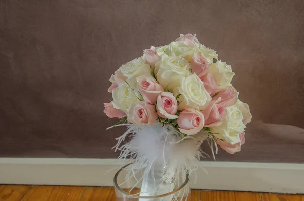 Hermoso Ramo Rosas Rosadas Amarillas Jarrón Agua Esperando Boda Disparo —  Fotos de Stock