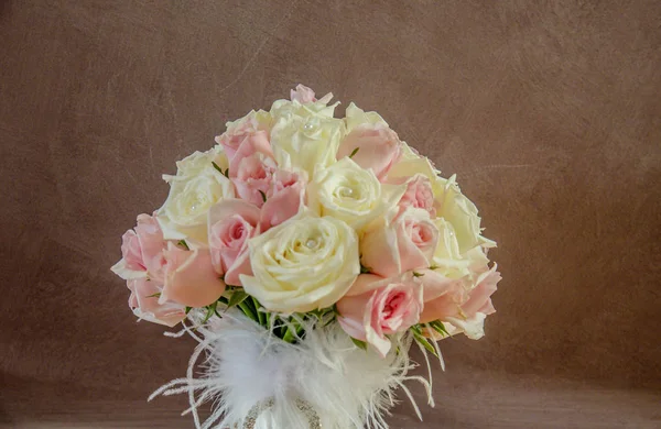 Beautiful Pink Yellow Roses Bouquet Water Vase Waiting Wedding Shot — Stock Photo, Image
