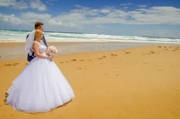 Sadece evli çift düğün giyen güzel kumlu plajda poz Giydir. Avustralya inanılmaz kum plaj düğün ateş.