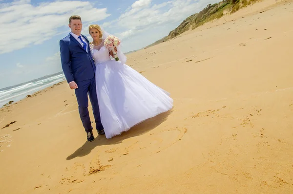 Una Pareja Casada Con Vestidos Novia Posando Hermosa Playa Arena — Foto de Stock