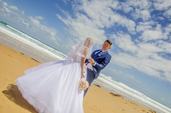 Una Pareja Casada Con Vestidos Novia Posando Hermosa Playa Arena — Foto de Stock