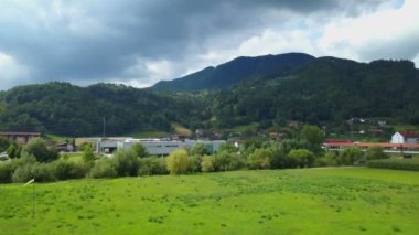 Hava: nehrine doğru alışveriş merkezi üzerinde uçan kaldırma. Spa Merkezi Nehri çevresi yanında güneşli günde filme.