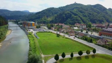 Hava: nehrine doğru termal spa center city Lako Slovenya üzerinde uçan. Spa Merkezi Nehri çevresi yanında güneşli günde filme.
