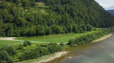 Hava: nehir yanında küçük gölet bakarak Nehri üzerinde uçan. Spa Merkezi Nehri çevresi yanında güneşli günde filme.