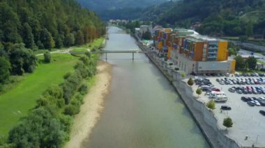 Hava: nehrine doğru termal spa center city Lasko Slovenya üzerinde uçan. Spa Merkezi Nehri çevresi yanında güneşli günde filme.