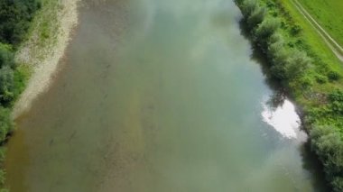 Hava: Bu bir tarafında park edilmiş araba ile nehir üzerinde uçan. Spa Merkezi Nehri çevresi yanında güneşli günde filme.