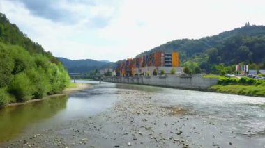 Hava: nehrine doğru termal spa center city Lasko Slovenya üzerinde uçan. Spa Merkezi Nehri çevresi yanında güneşli günde filme.