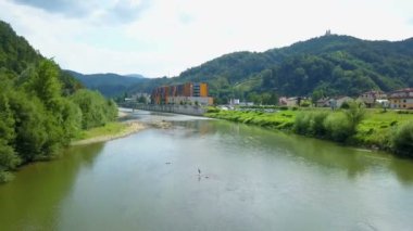 Hava: nehrine doğru termal spa center city Lasko Slovenya üzerinde uçan. Spa Merkezi Nehri çevresi yanında güneşli günde filme.