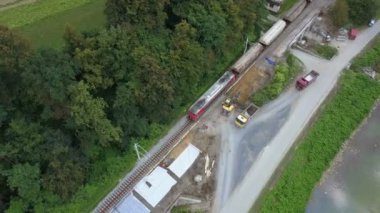 Hava: demiryolu imar site üzerinden geçen tren üzerinde uçan. Güneşli güzel nehir yanında demiryolu de raylar yenileme filme.