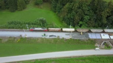 Hava: demiryolu imar site üzerinden geçen tren yanında yüksek uçan. Güneşli güzel nehir yanında demiryolu de raylar yenileme filme.