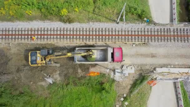 Antenne Graafmachine Werkzaam Bij Spoorwegen Wederopbouw Site Grote Vrachtwagen Laden — Stockvideo