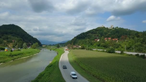 Anténa Zvedání Silnice Řeky Hradem Pozadí Natáčení Rekonstrukce Koleje Železniční — Stock video