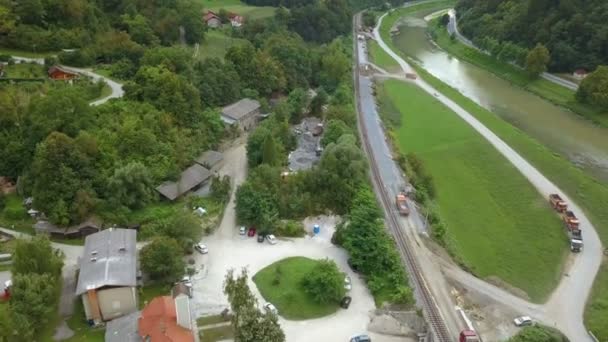 Antenne Drohne Fliegt Über Bahnbaustelle Neben Fluss Filmdreh Zur Sanierung — Stockvideo