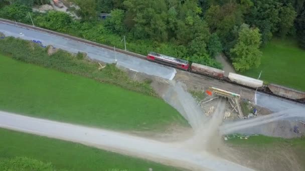 Antenne Überflug Eines Zuges Der Durch Eine Baustelle Fährt Filmdreh — Stockvideo