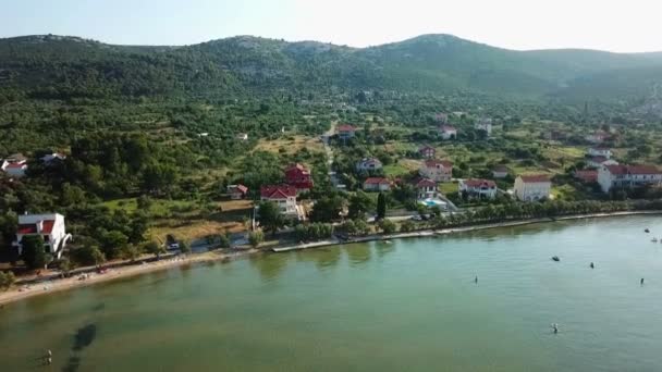 Aérien Survolant Une Magnifique Baie Face Village Mrljane Sur Île — Video