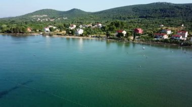 Hava: güzel sahil boyunca Mrljane köyünde Pasman Adası'nda uçan. Tatile Adriyatik Denizi'nde Akdeniz kıyı şeridi vurdu..