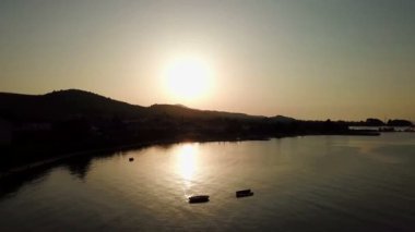 Hava: deniz kenarında önünde güzel gün batımı iniyor dron. Ada Pasman üzerinde Hırvat Adriyatik Denizi tatile ateş.