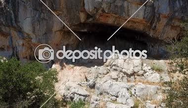 Hava: Hırvatistan Island Ugljan, doğal tırmanma duvarı doğru uçan. Tatile Adriyatik Denizi'nde Akdeniz kıyı şeridi vurdu..