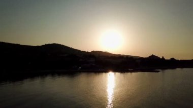 Hava: deniz kenarında önünde güzel gün batımı olacak dron. Ada Pasman üzerinde Hırvat Adriyatik Denizi tatile ateş.