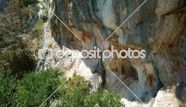 Hava: Hırvatistan Island Ugljan, doğal tırmanma duvarı önünde uçan. Akdeniz Adriyatik Denizi'nde deniz tatile filme.