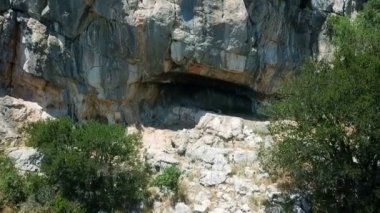 Hava: Hırvatistan Island Ugljan, doğal tırmanma duvarı doğru uçan. Tatile Adriyatik Denizi'nde Akdeniz kıyı şeridi vurdu..