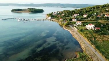 Hava: köyün önünde Barotul Hırvatistan Island Pasman üzerinde uçan. Tatile Adriyatik Denizi'nde Akdeniz kıyı şeridi vurdu..