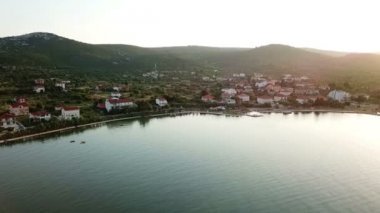 Anteni: uçuş köyü Mrljane tarihinde Hırvatistan Island Pasman önünde akşam. Tatile Adriyatik Denizi'nde Akdeniz kıyı şeridi vurdu..