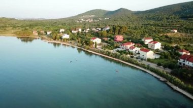 Anteni: uçuş köyü Mrljane tarihinde Hırvatistan Island Pasman önünde akşam. Tatile Adriyatik Denizi'nde Akdeniz kıyı şeridi vurdu..