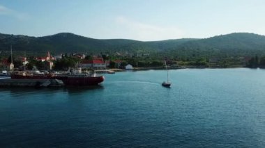 Anteni: küçük tekne Hırvatistan Pasman Adası'nda küçük marina bırakarak. Tatile Adriyatik Denizi'nde Akdeniz kıyı şeridi vurdu..