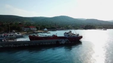 Hava: Pasman Adası'nda küçük marina önünde akşam günbatımına uçan. Akdeniz Hırvatistan Adriyatik Denizi'nde tatile vurdu.