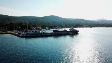 Hava: Pasman Adası'nda küçük marina önünde akşam günbatımına uçan. Akdeniz Hırvatistan Adriyatik Denizi'nde tatile vurdu.