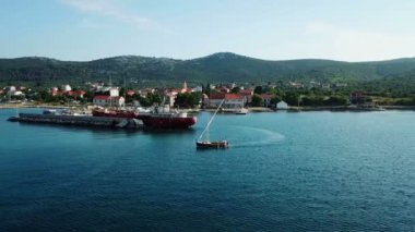 Anteni: küçük tekne Hırvatistan Pasman Adası'nda küçük marina bırakarak. Akdeniz Hırvatistan Adriyatik Denizi'nde tatile vurdu.