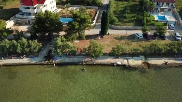 Aérea Casas Vacaciones Nueva Construcción Con Piscina Lado Orilla Del — Vídeos de Stock