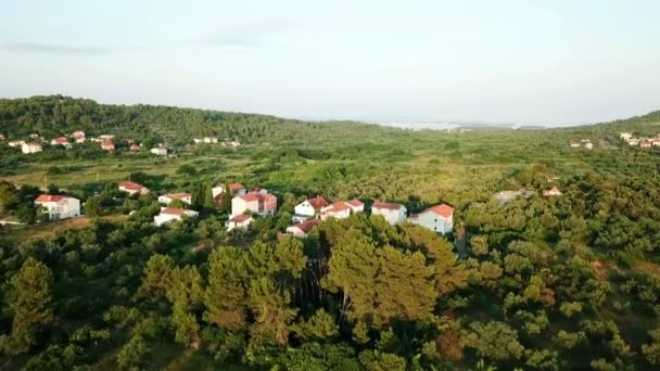 Воздушный Пролет Над Небольшим Поселком Мрляне Острове Пасман Хорватии Съемки — стоковое видео