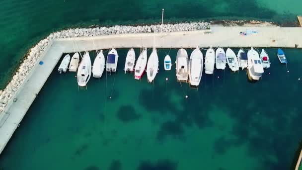 在克罗地亚岛上乘坐停放的船只飞越当地的小码头 在帕斯曼岛上的克罗地亚亚得里亚海度假时被击毙 — 图库视频影像