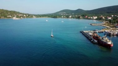 Anteni: küçük tekne Hırvatistan Pasman Adası'nda küçük marina bırakarak. Akdeniz Hırvatistan Adriyatik Denizi'nde tatile vurdu.