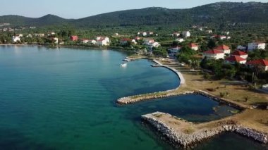 Hava: güzel sahil boyunca Mrljane köyünde Pasman Adası'nda uçan. Akdeniz Hırvatistan Adriyatik Denizi'nde tatile vurdu.