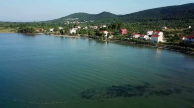 Hava: köyün Mrljane önünde güzel Körfezi üzerinde Pasman Adası'nda uçan. Tatile Hırvatistan Akdeniz kıyı şeridi Adriyatik Denizi içinde ateş.