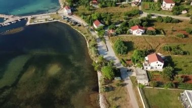 Hava: deniz kıyısında bir tatil evleri ile yanında yolu üzerinden uçan. Tatile Adriyatik Denizi'nde Akdeniz kıyı şeridi vurdu..