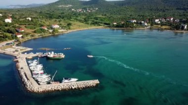 Hava: köy Barotul Pasman Adası'nda küçük marina ile doğru uçan. Tatile Adriyatik Denizi'nde Akdeniz kıyı şeridi vurdu..