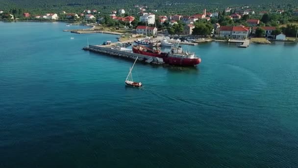 Anténa Malý Člun Opouští Malý Přístav Ostrově Pašman Chorvatsku Střílel — Stock video