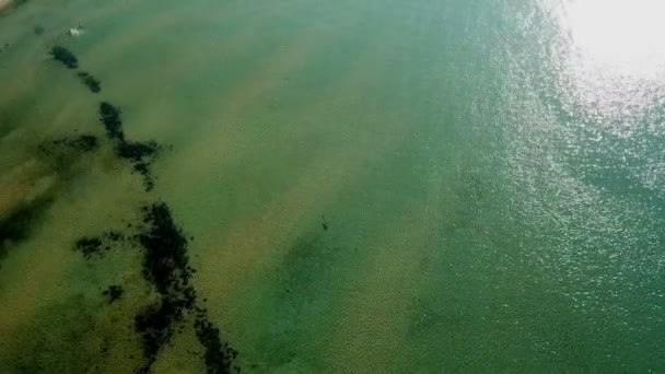 Aéreo Voando Alto Sobre Baía Arenosa Beautifull Com Água Mar — Vídeo de Stock