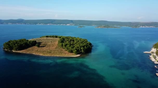 Aéreo Voando Frente Pequena Ilha Frente Aldeia Barotul Pasman Filmado — Vídeo de Stock