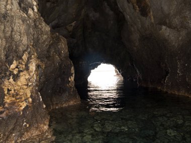 Hırvatistan Island Vis Mavi Mağara girişinde. Mağara içinde ateş.