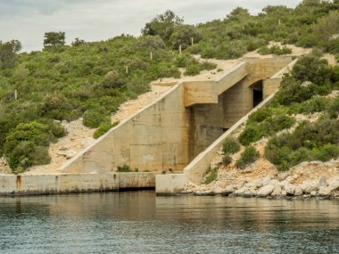 Askeri gemi saklanma yeri Hırvatistan adada beton terk.