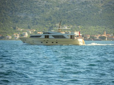 Hırvatistan Adriyatik Denizi'nde yat orta boy cruizing.