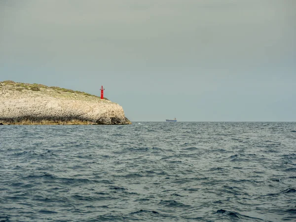 クロアチアの可視島の岬の岩の上の赤い信号光 — ストック写真