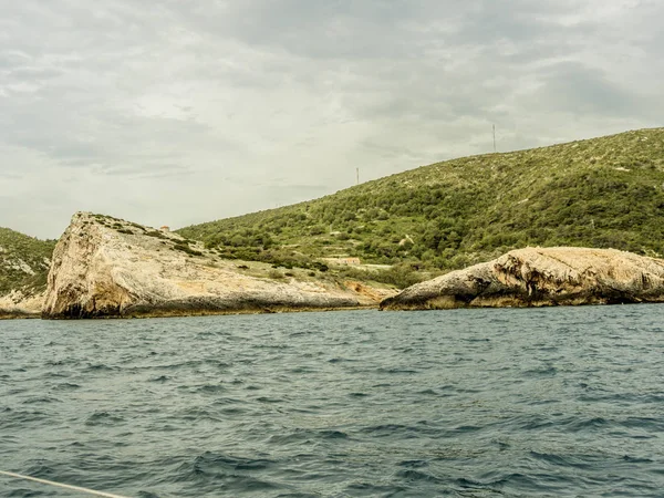 Rochas Sobre Entrada Caverna Azul Ilha Vis Croácia Tiro Barco — Fotografia de Stock