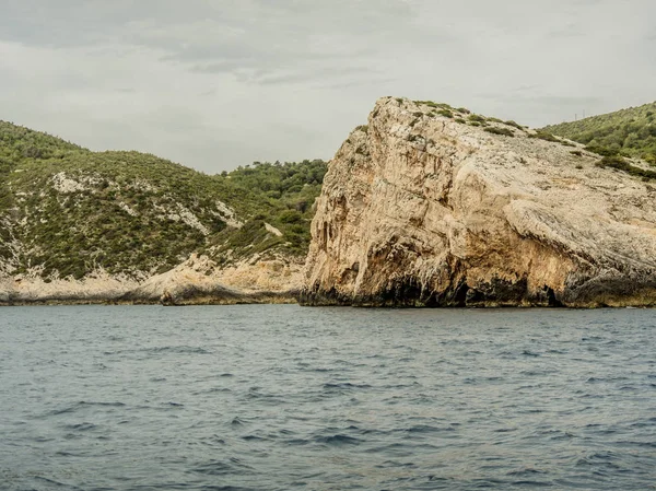 Rochas Sobre Entrada Caverna Azul Ilha Vis Croácia Tiro Barco — Fotografia de Stock